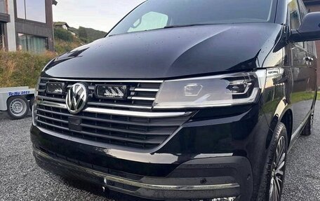Volkswagen Multivan T6 рестайлинг, 2023 год, 4 560 000 рублей, 2 фотография