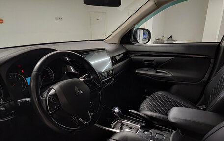 Mitsubishi Outlander III рестайлинг 3, 2020 год, 2 400 000 рублей, 16 фотография