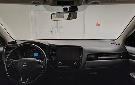 Mitsubishi Outlander III рестайлинг 3, 2020 год, 2 400 000 рублей, 14 фотография
