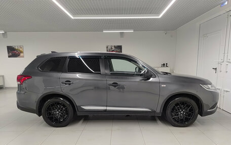 Mitsubishi Outlander III рестайлинг 3, 2020 год, 2 400 000 рублей, 4 фотография