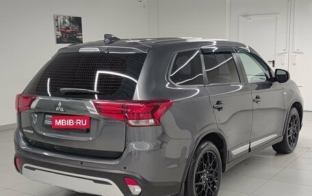 Mitsubishi Outlander III рестайлинг 3, 2020 год, 2 400 000 рублей, 5 фотография