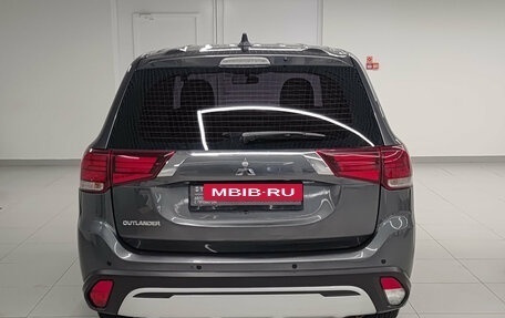 Mitsubishi Outlander III рестайлинг 3, 2020 год, 2 400 000 рублей, 6 фотография