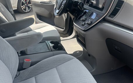 Toyota Sienna III, 2017 год, 3 250 000 рублей, 14 фотография