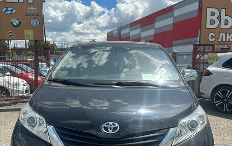 Toyota Sienna III, 2017 год, 3 250 000 рублей, 4 фотография