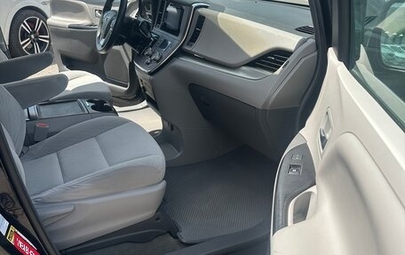Toyota Sienna III, 2017 год, 3 250 000 рублей, 11 фотография
