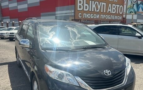 Toyota Sienna III, 2017 год, 3 250 000 рублей, 2 фотография