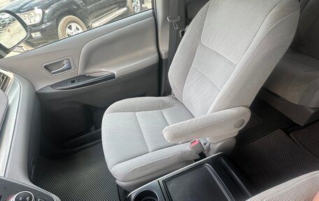 Toyota Sienna III, 2017 год, 3 250 000 рублей, 23 фотография