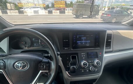 Toyota Sienna III, 2017 год, 3 250 000 рублей, 24 фотография