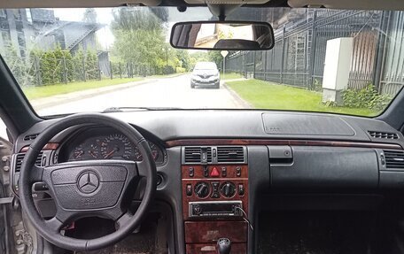 Mercedes-Benz E-Класс, 1998 год, 410 000 рублей, 17 фотография