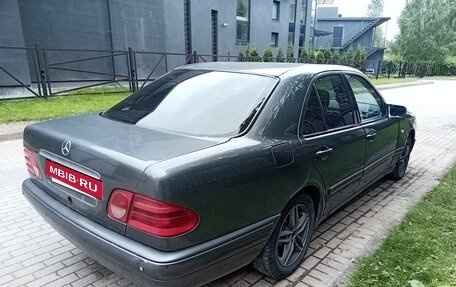 Mercedes-Benz E-Класс, 1998 год, 410 000 рублей, 5 фотография