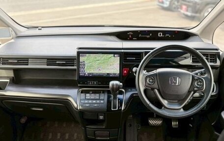 Honda Stepwgn IV, 2016 год, 1 590 000 рублей, 15 фотография