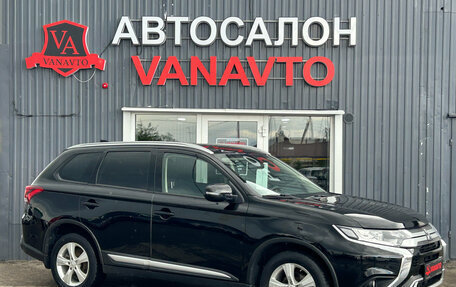 Mitsubishi Outlander III рестайлинг 3, 2020 год, 2 600 000 рублей, 3 фотография