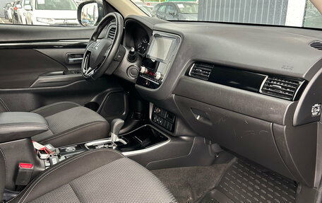 Mitsubishi Outlander III рестайлинг 3, 2020 год, 2 600 000 рублей, 13 фотография