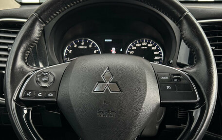 Mitsubishi Outlander III рестайлинг 3, 2020 год, 2 600 000 рублей, 15 фотография