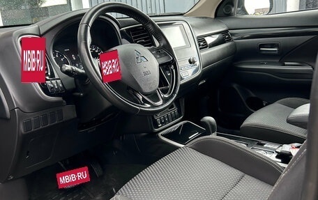 Mitsubishi Outlander III рестайлинг 3, 2020 год, 2 600 000 рублей, 9 фотография