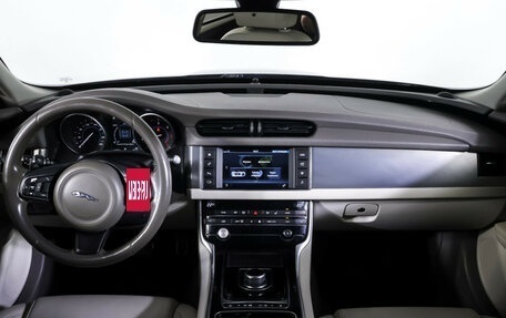 Jaguar XF II, 2017 год, 1 990 000 рублей, 13 фотография