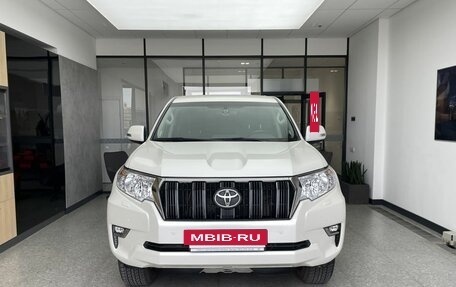 Toyota Land Cruiser Prado 150 рестайлинг 2, 2021 год, 5 400 000 рублей, 2 фотография