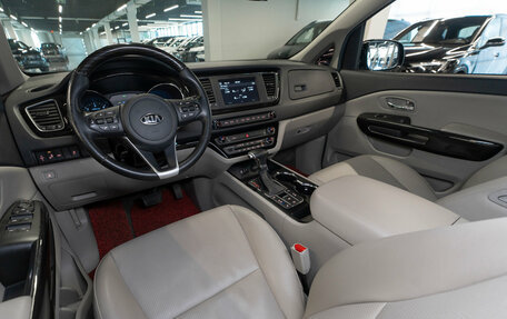 KIA Carnival III, 2018 год, 3 000 000 рублей, 7 фотография