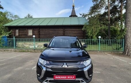 Mitsubishi Outlander III рестайлинг 3, 2021 год, 2 700 000 рублей, 1 фотография