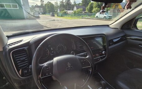 Mitsubishi Outlander III рестайлинг 3, 2021 год, 2 700 000 рублей, 2 фотография