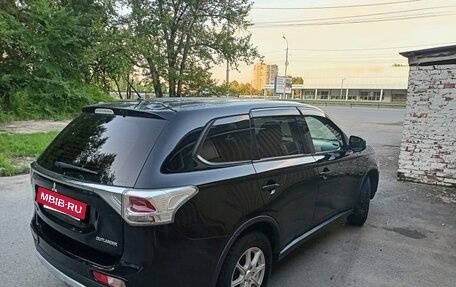 Mitsubishi Outlander III рестайлинг 3, 2014 год, 1 380 000 рублей, 5 фотография