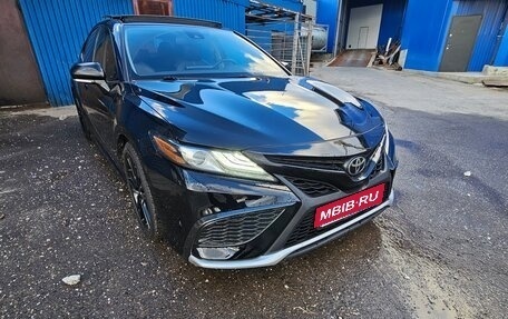 Toyota Camry, 2021 год, 3 300 000 рублей, 2 фотография