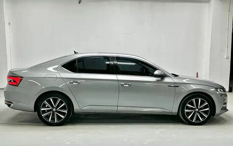 Skoda Superb III рестайлинг, 2022 год, 1 800 004 рублей, 7 фотография