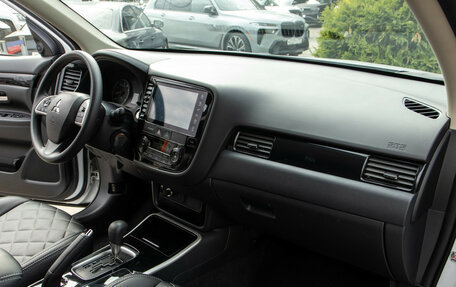 Mitsubishi Outlander III рестайлинг 3, 2022 год, 2 428 000 рублей, 8 фотография