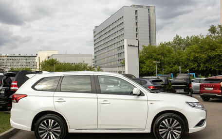 Mitsubishi Outlander III рестайлинг 3, 2022 год, 2 428 000 рублей, 3 фотография