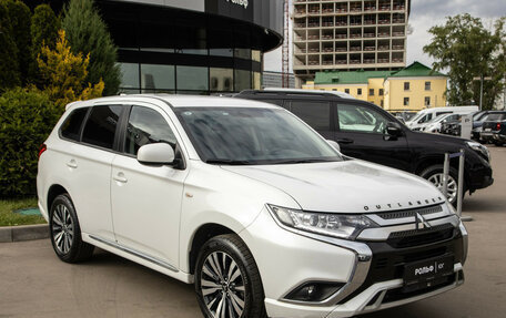 Mitsubishi Outlander III рестайлинг 3, 2022 год, 2 428 000 рублей, 2 фотография
