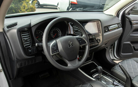 Mitsubishi Outlander III рестайлинг 3, 2022 год, 2 428 000 рублей, 14 фотография
