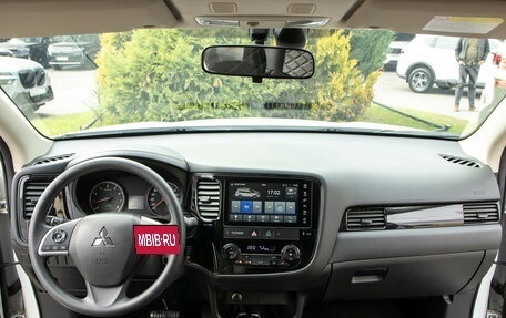 Mitsubishi Outlander III рестайлинг 3, 2022 год, 2 428 000 рублей, 10 фотография