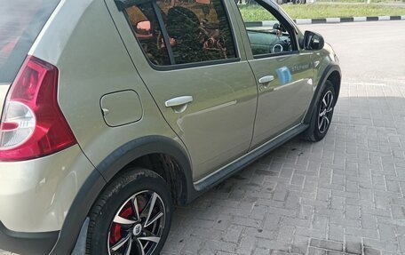 Renault Sandero I, 2013 год, 800 000 рублей, 2 фотография