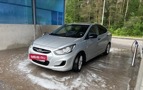 Hyundai Solaris II рестайлинг, 2012 год, 800 000 рублей, 2 фотография