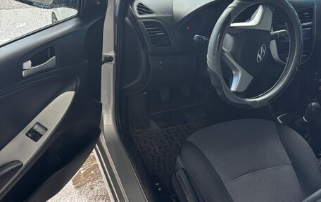 Hyundai Solaris II рестайлинг, 2012 год, 800 000 рублей, 15 фотография