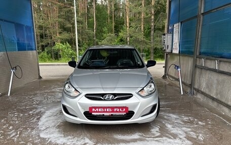 Hyundai Solaris II рестайлинг, 2012 год, 800 000 рублей, 3 фотография