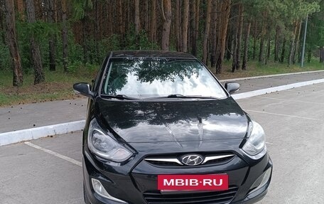 Hyundai Solaris II рестайлинг, 2011 год, 620 000 рублей, 3 фотография