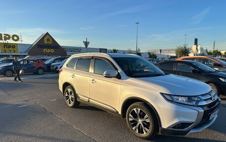 Mitsubishi Outlander III рестайлинг 3, 2018 год, 1 990 000 рублей, 2 фотография