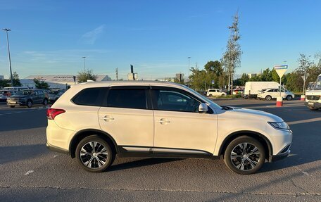 Mitsubishi Outlander III рестайлинг 3, 2018 год, 1 990 000 рублей, 3 фотография