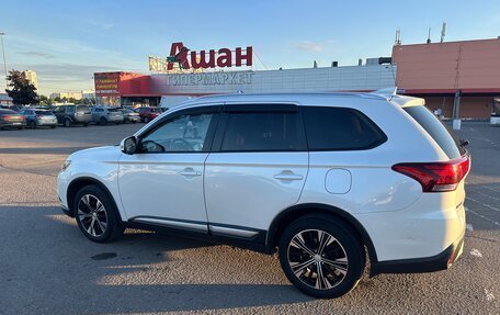 Mitsubishi Outlander III рестайлинг 3, 2018 год, 1 990 000 рублей, 7 фотография