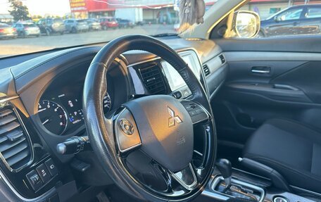 Mitsubishi Outlander III рестайлинг 3, 2018 год, 1 990 000 рублей, 10 фотография