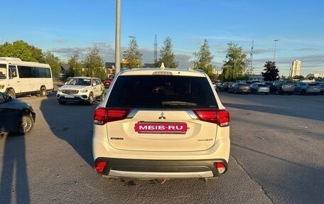 Mitsubishi Outlander III рестайлинг 3, 2018 год, 1 990 000 рублей, 5 фотография