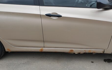 Hyundai Solaris II рестайлинг, 2011 год, 550 000 рублей, 6 фотография