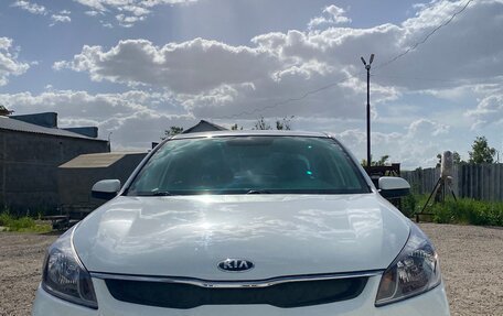 KIA Rio IV, 2017 год, 1 100 000 рублей, 2 фотография