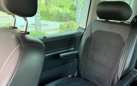 Volkswagen Multivan T6 рестайлинг, 2018 год, 6 600 000 рублей, 15 фотография
