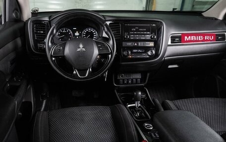 Mitsubishi Outlander III рестайлинг 3, 2017 год, 1 899 000 рублей, 6 фотография