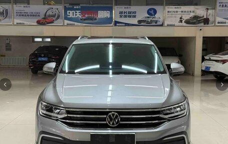Volkswagen Tiguan II, 2022 год, 2 650 000 рублей, 2 фотография