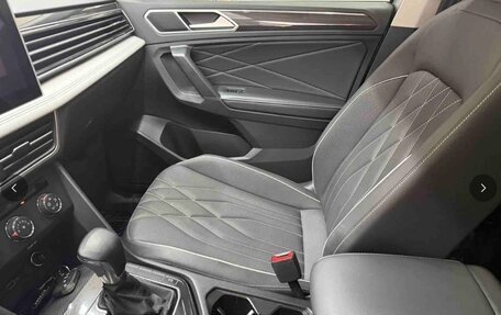Volkswagen Tiguan II, 2022 год, 2 650 000 рублей, 17 фотография
