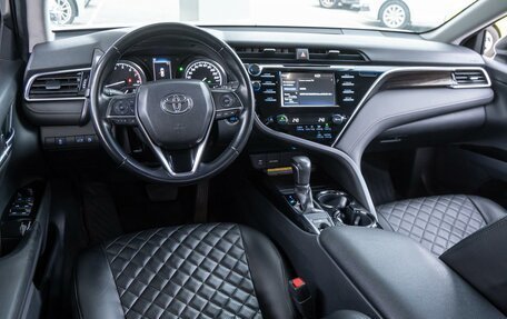 Toyota Camry, 2018 год, 2 675 000 рублей, 10 фотография