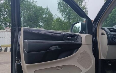 Chrysler Voyager IV, 2014 год, 2 300 000 рублей, 9 фотография